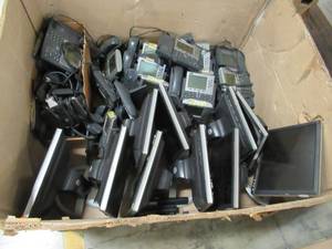 lot 225 image: MIXED PALLET OF USED OFFICE EQUIPMENT - 15 Dell Monitors and Cisco Systems Digital Analog phones