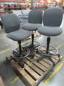 lot 239 image: 3 High Adjustable Upholstered GrayBlack Office Chairs - Used