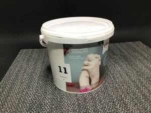 lot 11 image: The Edinburgh Casting Studio Hand Hold Casting Kit for Two