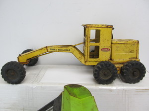 lot 68 image: Lot of 3 Vintage TONKA Pressed Steel Construction Vehicles