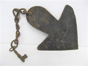 lot 24 image: Early Antique Folk Art Metal Key Anchor wKey