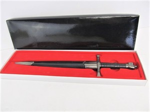 lot 40 image: Mint In Box Decorative Dagger wSheath