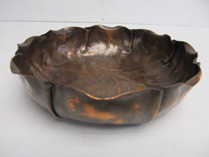lot 45 image: Vintage CRAFTSMAN COMPANY Hand Made Pinched Copper Bowl