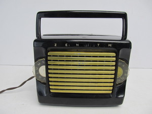 lot 47 image: Mid Century ZENITH Model L403 Tube Radio