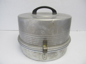 lot 76 image: Vintage REGAL Aluminum Cake Carrier