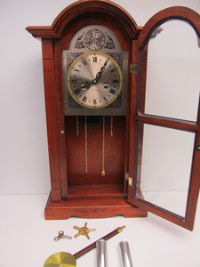 lot 83 image: Working 31 Day Key Wind Wall or Mantel Clock