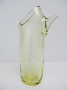 lot 92 image: Signed Vintage VICKE LINDSTRAND For Kosta Sweden Yellow Art Glass Martini Pitcher