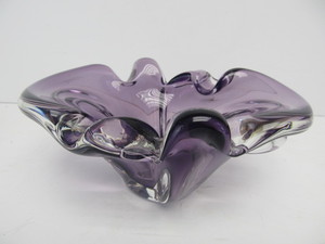 lot 93 image: Heavy Vintage Amethyst Art Glass Bowl