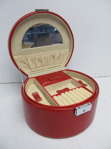 lot 173 image: Brand New Travel Jewelry Case From Daytons