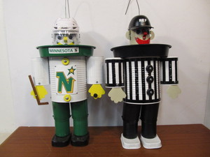 lot 127 image: Mint Condition Folk Art NORTH STARS Hockey & Referee Hanging Metal Bird Feeders
