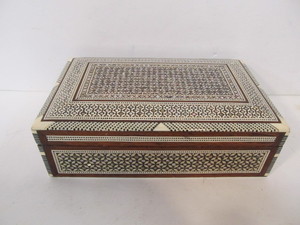 lot 210 image: Vintage Ornately Inlaid Mother of Pearl Wooden Box