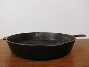 lot 227 image: Large Vintage 14 Cast Iron No. 12 Skillet