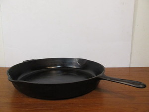 lot 228 image: LARGE Vintage WAGNER Cast Iron 15.25 Skillet No. 14