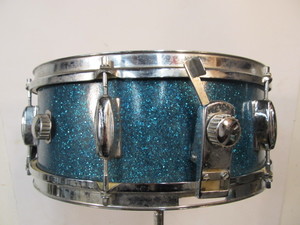 lot 231 image: Vintage Blue Sparkle Snare Drum wCase & Ludwig Stand