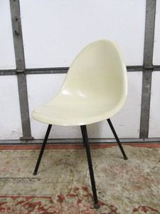 lot 195 image: Vintage Mid Century Fiberglass Shell Chair