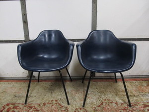 lot 8 image: Matching Pair of Vintage Mid Century KRUEGER Fiberglass Shell Chairs