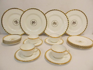 lot 199 image: Beautiful Set of 4 MINTON GOLD ROSE Scalloped Bone China