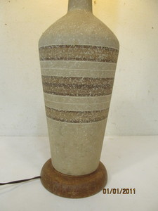 lot 189 image: Nice Mid Century Modern Ceramic and Teak Lamp