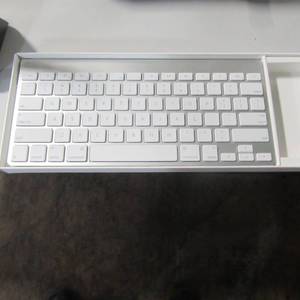 lot 20 image: New Apple Wireless Keyboard