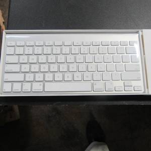 lot 27 image: New Apple Wireless Keyboard