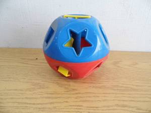 lot 37 image: Tupperware Puzzle Toy