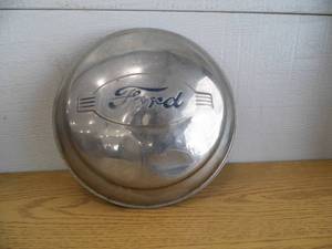 lot 59 image: Ford Hubcap