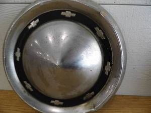 lot 60 image: Chevy Hupcap