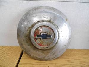 lot 61 image: Chevy Hupcap