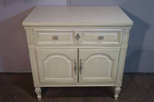 lot 7 image: VINTAGE Dixie Nightstand