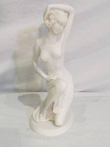 lot 38 image: Art Deco Style Sitting Woman Statue