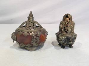 lot 39 image: Pair of Incense Burners