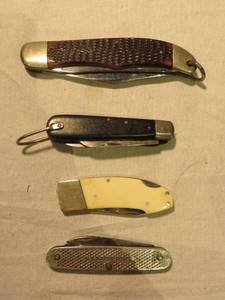 lot 60 image: 4 Pocketknives