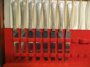 lot 67 image: 40 Pieces of Oneida Silverware in Box