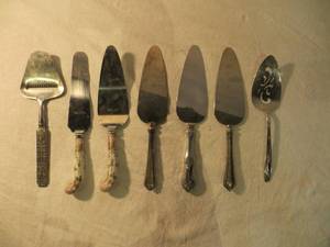 lot 68 image: 7 Serving Utensils