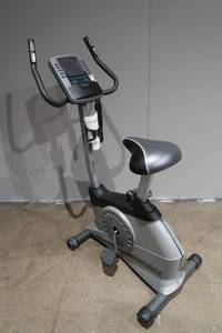 lot 69 image: Working Golds Gym Exercise Bike