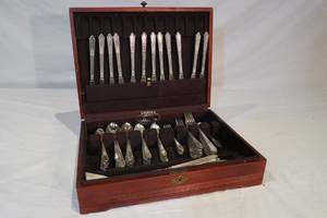 lot 70 image: 92 Piece Manor Plate Silverware Set