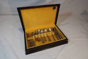 lot 72 image: 45 Piece Rogers Silverware Set