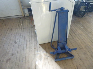 lot 16 image: Lift Jack