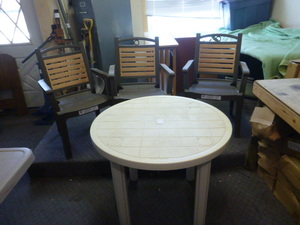 lot 38 image: Outdoor Patio Table and Chairs