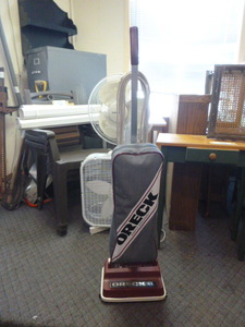 lot 41 image: Oreck XL Vacuum Cleaner