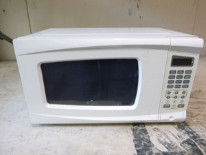 lot 49 image: Rival Countertop Microwave