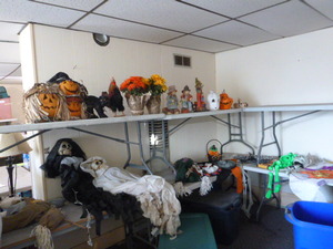 lot 77 image: Halloween Dcor