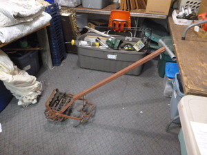lot 83 image: Vintage Gardener Ro-Ho Hand Push CultivatorTiller