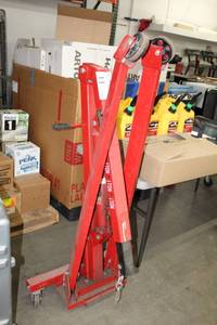 lot 11 image: Torin Big Red Jacks 3-Ton Long Ram Jack Cherry Picker