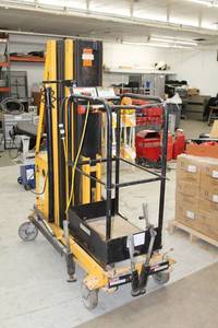 lot 2 image: Workforce Forklift 906