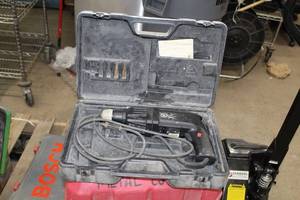 lot 59 image: Chicago Pneumatic 34in. Rev. Hammer PHE 20 RL-N, Case