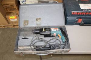 lot 87 image: Bosch Bulldog 11210VSR Rotary Hammer, Case