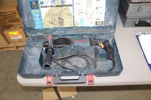 lot 95 image: Bosch Bulldog 11224VSR Roto-Hammer, Case