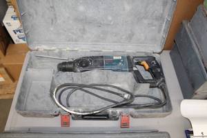 lot 98 image: Bosch Bulldog 11224VSR Roto-Hammer, Case
