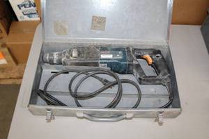 lot 100 image: Bosch Bulldog 11224VSR Roto-Hammer, Case